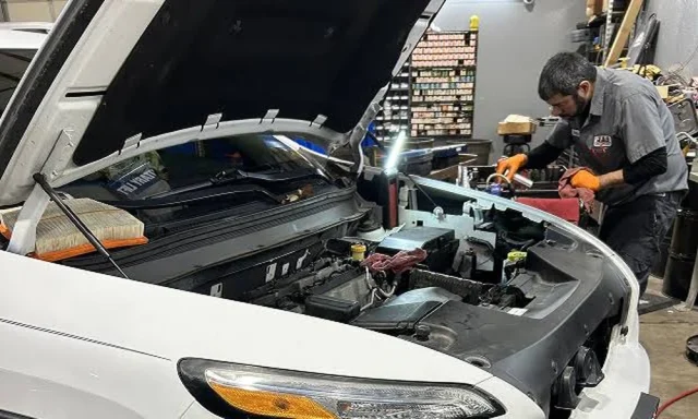 how_technicians_determine_whether_a_timing_belt_ne_32554412_featured